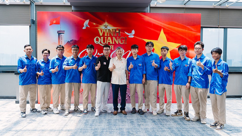 Professor Nguyen Anh Tri e alunos participam do MV. gsanhtri3.jpg