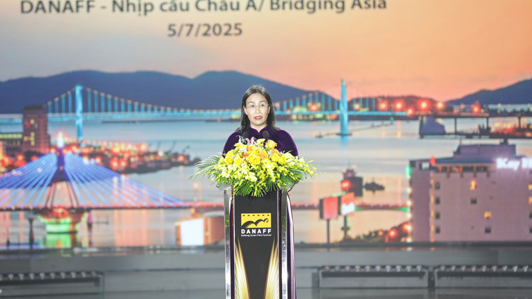 Bà Nguyễn Thị Anh Thi, Phó Chủ tịch Ủy ban nhân dân thành phố Đà Nẵng phát biểu bế mạc DANAFF. (Ảnh: ANH ĐÀO) bm-pcttp.jpg