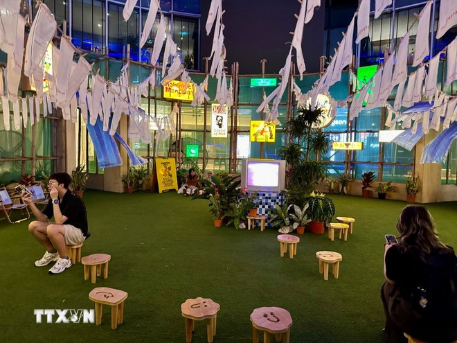 Kampong Chill, một tác phẩm sắp đặt mang tính thư giãn tại quảng trường ngoài trời của Capitol Singapore. (Ảnh: TTXVN) Kampong Chill, một tác phẩm sắp đặt mang tính thư giãn tại quảng trường ngoài trời của Capitol Singapore. (Ảnh: TTXVN)