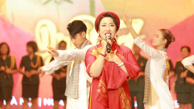 Ca sĩ Hiền Anh trình diễn trong chương trình. duyen-hienanh.jpg