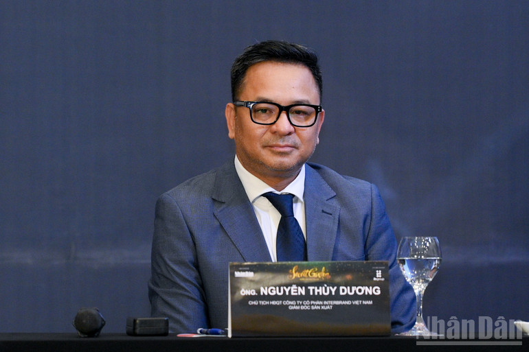 Nguyen Thuy Duong úr, az IB Group Vietnam elnöke beszámolt a zenei estről. ndo_br_hop-bao-nhandan-5990.jpg