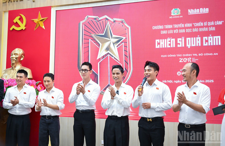 Nghệ sĩ Lê Dương Bảo Lâm chia sẻ về chương trình. ndo_br_giaoluu3.jpg