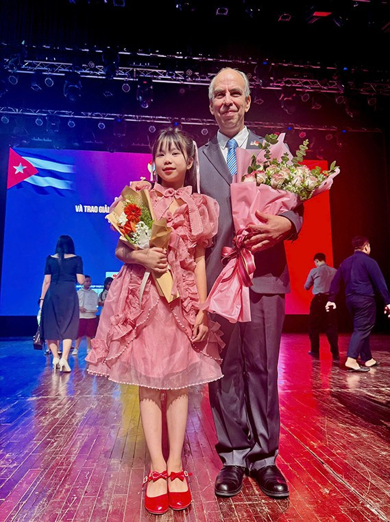 Nguyen Tram Anh hade äran att ta ett souvenirfoto med Rogelio Polanco Fuentes, Republiken Kubas extraordinära och befullmäktigade ambassadör i Vietnam. tramanh3.jpg