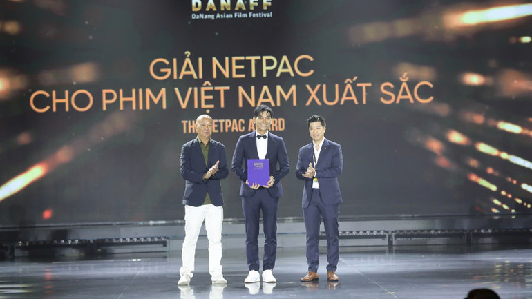 Đạo diễn Khương Ngọc nhận giải NETPAC cho phim "Chị dâu". giai-khuongngoc.jpg