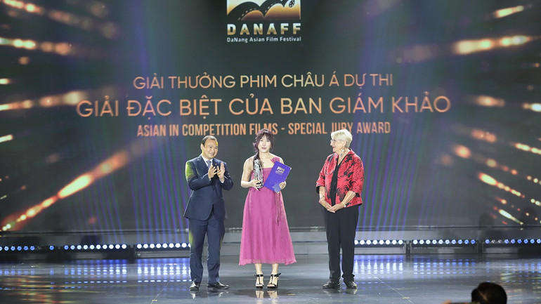 Phim "Mưa trên cánh bướm" của đạo diễn Dương Diệu Linh được trao giải đặc biệt của Ban giám khảo, hạng mục Phim châu Á dự thi. giai-dbgiamkhaoa.jpg