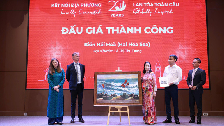 Một trong số ba bức tranh được bán đấu giá để gây quỹ xây cầu. intrepid1.jpg