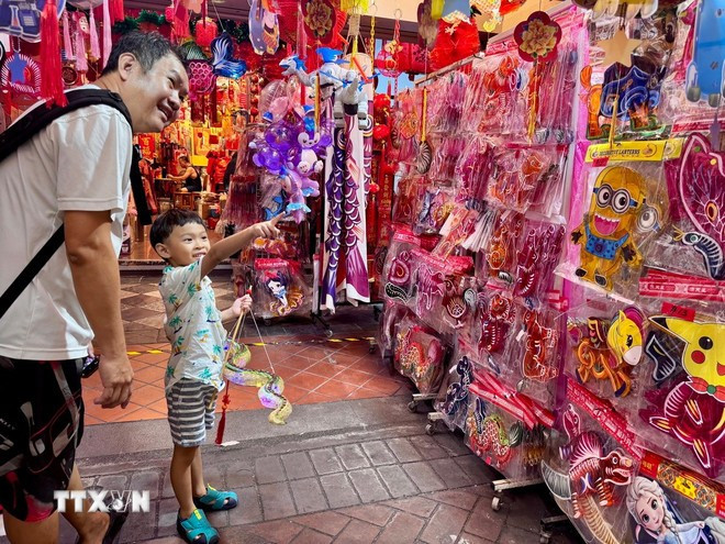 Nụ cười trẻ thơ trong Tết Trung Thu tại Singapore. (Ảnh: TTXVN) Nụ cười trẻ thơ trong Tết Trung Thu tại Singapore. (Ảnh: TTXVN)