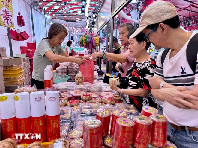 Gian hàng bánh Trung thu tại Singapore thu hút người cao tuổi đến mua. (Ảnh: Đỗ Vân/TTXVN) Gian hàng bánh Trung thu tại Singapore thu hút người cao tuổi đến mua. (Ảnh: Đỗ Vân/TTXVN)