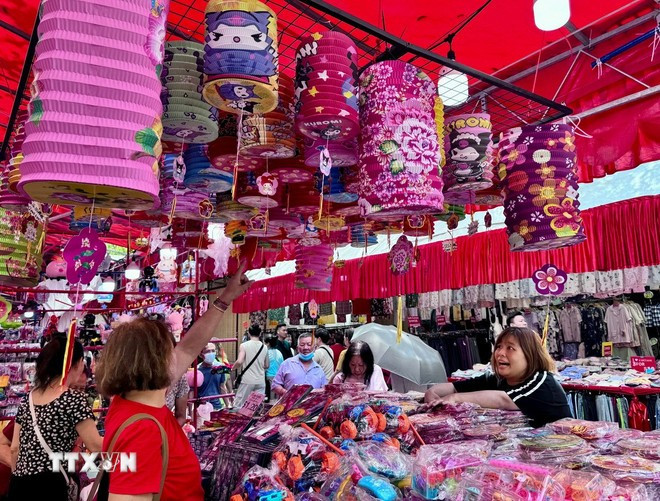 Gian hàng Trung thu đông khách tại Singapore. (Ảnh: TTXVN) Gian hàng Trung thu đông khách tại Singapore. (Ảnh: TTXVN)