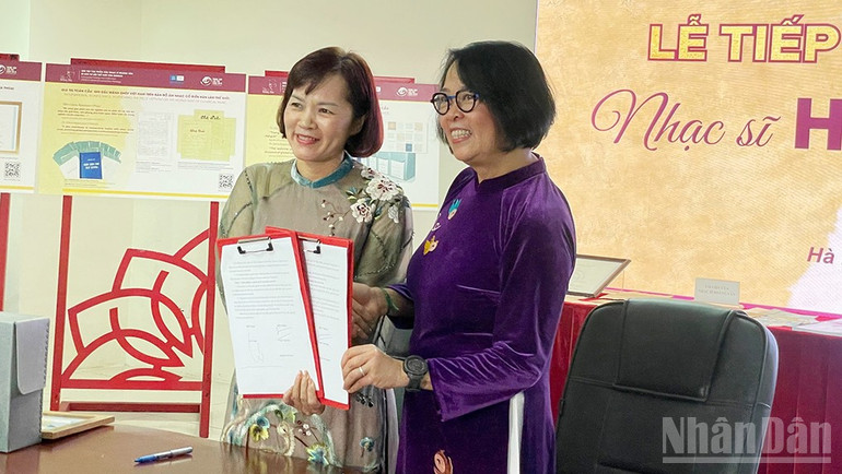 Le Dr Le Y Linh a fait don de documents et de matériel appartenant au compositeur Hoang Van. ndo_br_traotang3.jpg