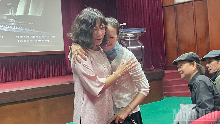 পরিচালক ড্যাং লিনের প্রতি দর্শকদের আবেগ। ndo_br_phimnsvancao.jpg