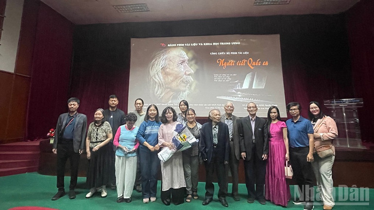 চলচ্চিত্রের কলাকুশলীরা দর্শক এবং চলচ্চিত্রের চরিত্রগুলির সাথে ছবি তোলেন। ndo_br_phimnsvancao4.jpg