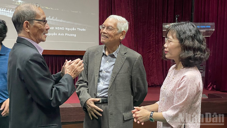 কবি ব্যাং ভিয়েত এবং সঙ্গীতশিল্পী দোয়ান নো পরিচালক ড্যাং লিনের সাথে কথা বলছেন। ndo_br_phimnsvancao3.jpg