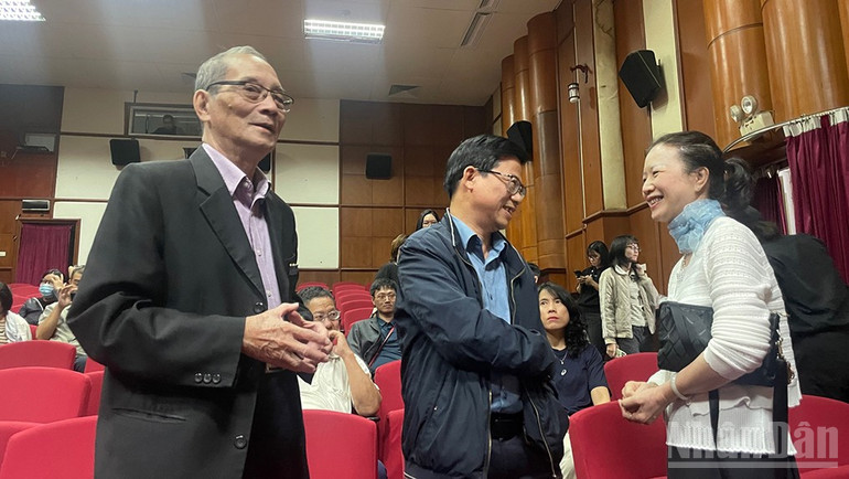 কবি বাং ভিয়েত এবং লেখক থিয়েন সন। ndo_br_phimnsvancao1.jpg