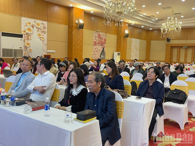 Председатель Ассоциации писателей Нгуен Куанг Тхиеу на семинаре. ndo_br_vanhoctre3.jpg