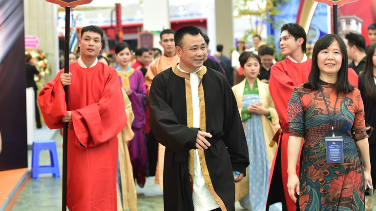 Nghệ sĩ nhân dân Tự Long diễu hành cùng các đoàn cổ phục tại Triển lãm Thành tựu đất nước. holinh.jpg