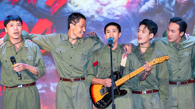 De jeunes acteurs sur scène chantent avec Nguyen Hung. nguyenhung2.jpg
