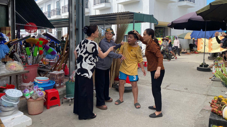 Minh Phú (giữa) trong vai cậu bé Thiện. coanh4.jpg
