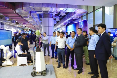 Nền kinh tế tri thức là nền kinh tế trong đó người lao động vừa làm việc, vừa học tập và nghiên cứu. (Ảnh: USTH)