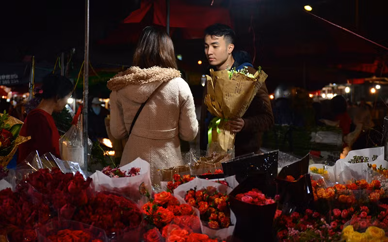 Nhộn nhịp chợ hoa đêm Quảng Bá ảnh 15 Nhộn nhịp chợ hoa đêm Quảng Bá ảnh 15