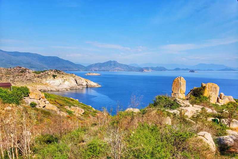 Thăm hải đăng trắng Hòn Chút trên đảo tôm hùm Bình Hưng ảnh 7