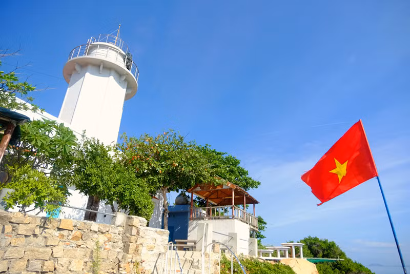 Thăm hải đăng trắng Hòn Chút trên đảo tôm hùm Bình Hưng ảnh 11