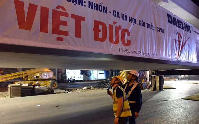 Lắp đặt thành công dầm cuối cùng trên tuyến đường sắt Nhổn - Ga Hà Nội ảnh 6