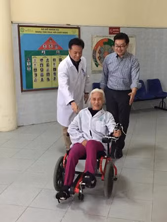 Phục hồi bằng xe lăn đạp chân hỗ trợ người bị liệt có thể đi lại được ảnh 1