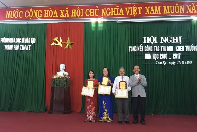 Cô giáo mười năm liền mở lớp bồi dưỡng miễn phí học sinh nghèo ảnh 2 Cô giáo mười năm liền mở lớp bồi dưỡng miễn phí học sinh nghèo ảnh 2