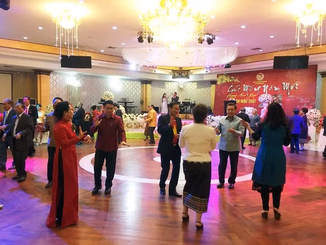 Đêm Xuân Mậu Tuất của kiều bào tại Lào ảnh 2 Đêm Xuân Mậu Tuất của kiều bào tại Lào ảnh 2