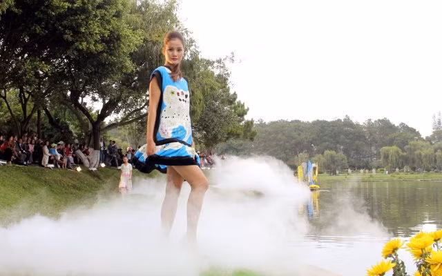 “Kể chuyện” lụa và thổ cẩm nam Tây Nguyên bên hồ Xuân Hương Đà Lạt ảnh 6
