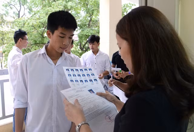 Thí sinh kết thúc bài thi tổ hợp Khoa học Tự nhiên ảnh 3