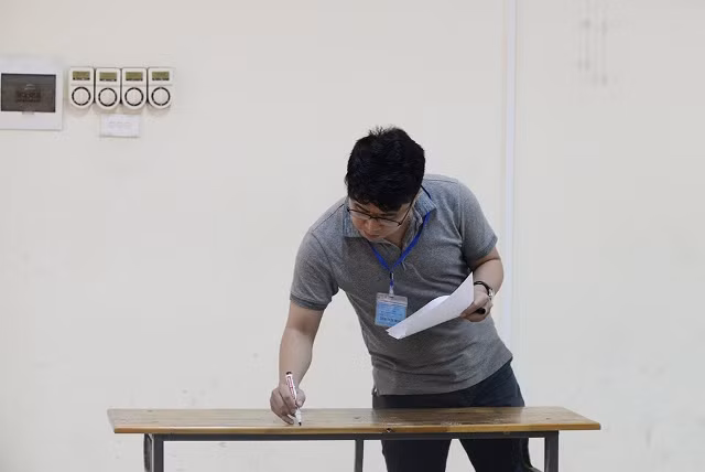 Thí sinh kết thúc bài thi tổ hợp Khoa học Tự nhiên ảnh 2