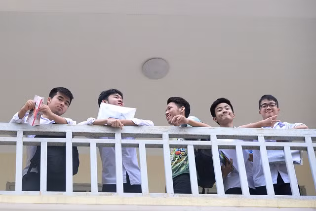 Thí sinh kết thúc bài thi tổ hợp Khoa học Tự nhiên ảnh 1