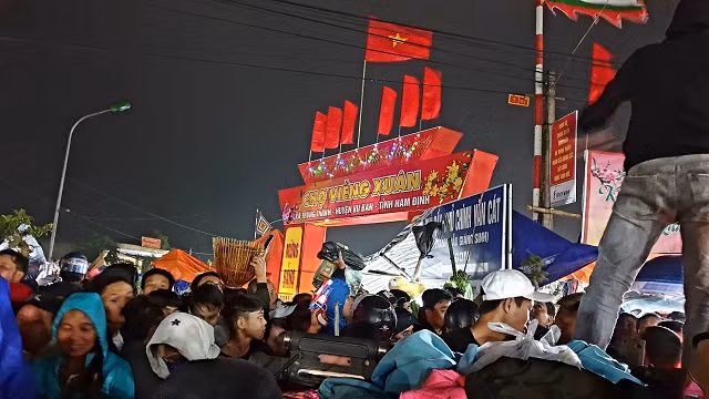 Ngất xỉu vì chen lấn giữa chợ Viềng Nam Định ảnh 7 Ngất xỉu vì chen lấn giữa chợ Viềng Nam Định ảnh 7