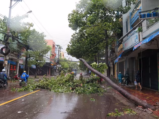 Cập nhật: Bão số 12 càn quét các tỉnh Nam Trung Bộ ảnh 3 Cập nhật: Bão số 12 càn quét các tỉnh Nam Trung Bộ ảnh 3