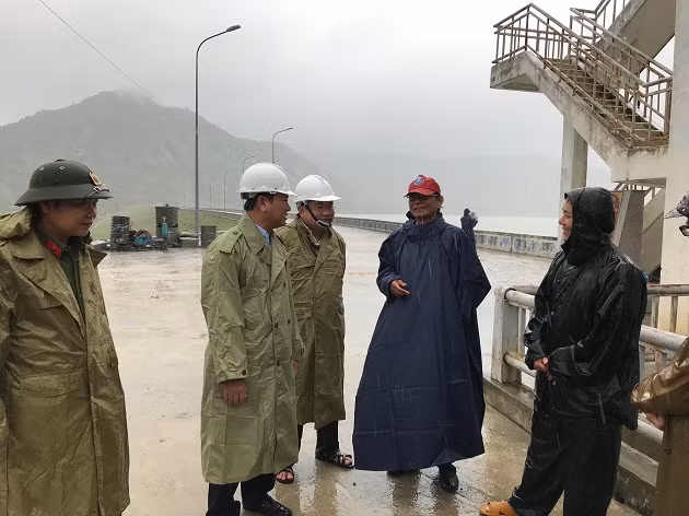 Cập nhật: Bão số 12 càn quét các tỉnh Nam Trung Bộ ảnh 5 Cập nhật: Bão số 12 càn quét các tỉnh Nam Trung Bộ ảnh 5
