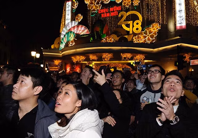 Không khí đón Giao thừa Xuân Mậu Tuất 2018 trên cả nước ảnh 10 Không khí đón Giao thừa Xuân Mậu Tuất 2018 trên cả nước ảnh 10