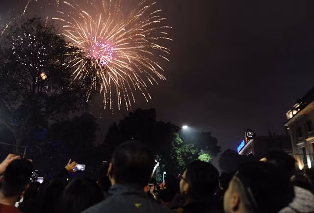 Không khí đón Giao thừa Xuân Mậu Tuất 2018 trên cả nước ảnh 9 Không khí đón Giao thừa Xuân Mậu Tuất 2018 trên cả nước ảnh 9
