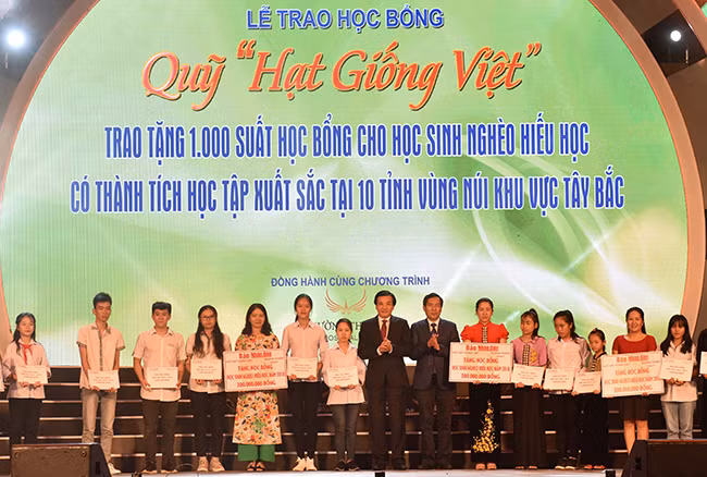 Lễ trao học bổng cho học sinh nghèo hiếu học 10 tỉnh miền núi khu vực phía bắc ảnh 4 Lễ trao học bổng cho học sinh nghèo hiếu học 10 tỉnh miền núi khu vực phía bắc ảnh 4