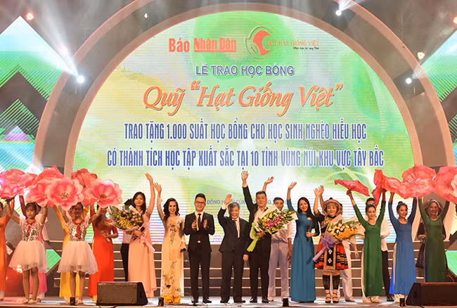 Lễ trao học bổng cho học sinh nghèo hiếu học 10 tỉnh miền núi khu vực phía bắc ảnh 6 Lễ trao học bổng cho học sinh nghèo hiếu học 10 tỉnh miền núi khu vực phía bắc ảnh 6