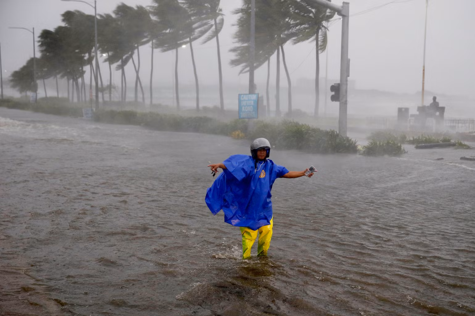 Siêu bão Mangkhut gây chết người, tàn phá Philippines ảnh 2