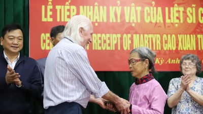 Ông Peter Mathews gặp gỡ thân nhân Liệt sĩ Cao Văn Tuất.