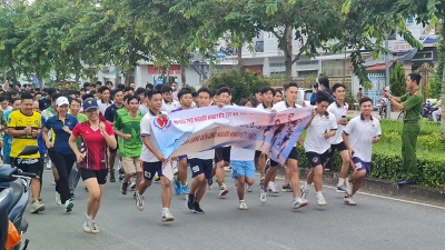 Các vận động viên hào hứng trên đường chạy.
