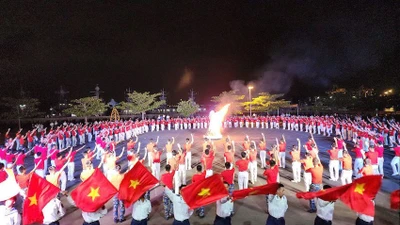 Đoàn viên thanh niên Vùng 3 Hải quân đồng diễn 5 vũ điệu tập thể. (Ảnh: ĐÌNH TĂNG)