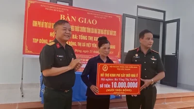 [Video] Bàn giao nhà tình nghĩa cho bà Tống Thị Xuyến
