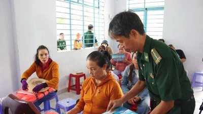 Lực lượng Biên phòng trao tặng áo phao và tài liệu pháp luật cho ngư dân. 