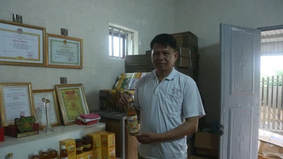 Ông Đặng Thanh Tùng – Giám đốc HTX Mật ong Tùng Hằng, người khởi xướng thành lập mô hình HTX giúp thúc đẩy và phát triển nghề nuôi ong tại địa phương.