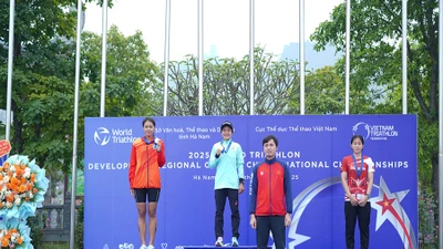 Trao giải cho các vận động viên đạt thành tích cao của nội dung Aquathlon Sprint cá nhân nữ (cự ly Bơi 500m-Chạy bộ 2,5km) giải Vô địch quốc gia.