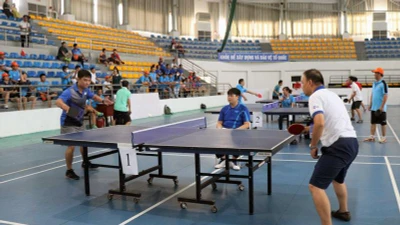 Các vận động viên tham gia thi đấu môn bóng bàn.